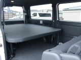 セカンドシートを折りたためば、このようにフラットな空間も作れてベットの使用空間が広がります♪