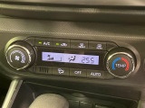 【オートエアコン】一度お好みの温度に設定すれば、車内の温度を検知し風量や温度を自動で調整。暑い&hellip;寒い&hellip;と何度もスイッチ操作をする必要はありません。快適な車内空間には必須の機能ですね♪