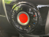 【オートエアコン】一度お好みの温度に設定すれば、車内の温度を検知し風量や温度を自動で調整。暑い&hellip;寒い&hellip;と何度もスイッチ操作をする必要はありません。快適な車内空間には必須の機能ですね♪