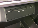【CD/DVDデッキ】オプションのCD/DVDデッキを搭載。ディスプレイオーディオでエンタメをお楽しみいただけます。