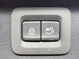 【パワーバックドア】スマートキーや運転席のボタンを押すだけでリアゲートが自動で開閉します!荷物を持っている時や、高い位置にあるバックドアを閉める際に便利な機能です♪