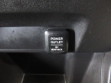 【POWEROUTLET】12V電源ソケットを設置しております。周辺機器の充電にご利用頂けます。