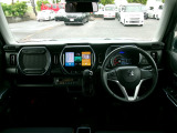 大きなフロントガラスで広々とした視界の運転席まわりです。