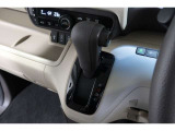 インパネシフトだから視線の移動も少なく足元もスッキリ♪運転席もゆったりしているのでゆとりを持ってドライブできますね!