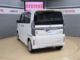 ハッチバックなので、バックドアは上に開きます♪大きな荷物の出し入れがしやすくなります。便利ですよ♪