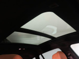 【電動パノラマルーフ】BMWのパノラマルーフは開閉が目的でなく、ルーフと一体感のある構造によって、より解放感を実現しているのが特徴です。