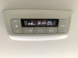 【トリプルゾーンコントロールエアコン】運転席・助手席・後席それぞれで温度調整が可能。快適な車内空間を保ちます。