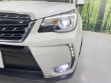 【LEDヘッドライト】悪天候や夜間走行時も良好な視界を確保し安心して運転できる高輝度LEDヘッドライトを装備!点灯速度が早く、消費電力も抑えられています。