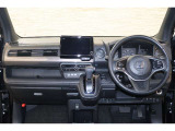 操作性に優れた運転席となります!小物入れや各ボタンの配置にこだわり、使いやすいです!座り心地もよく視認性も良好なのでロングドライブもお任せ下さい!