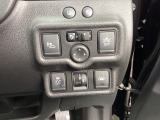 運転席右側には様々な機能が搭載されています。