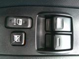 パワーウィンドウは運転席のスイッチのみオート機能も装備されております。ウィンドウロックも装備されています。