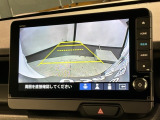 リバースギアに入れるだけで後方の表示へ切り替わります。夜間や雨の日の駐車も楽になりますよ。
