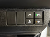 お荷物の積み替え時に便利な機能、電動テールゲートになります。