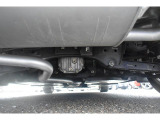 車両後方からの下回りです。マフラー防錆塗装や下回り防錆施工等も可能でございます。