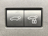 【パワーバックドア】スマートキーや運転席のボタンを押すだけでリアゲートが自動で開閉します!荷物を持っている時や、高い位置にあるバックドアを閉める際に便利な機能です♪