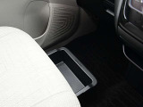 助手席の下にも御覧のように収納が有ります。