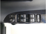 運転席には、ドアミラーの開閉および角度調整、集中ドアロック機能、さらには全ウィンドーの開閉操作を可能にするスイッチが一つに集約。運転中でもスムーズかつ効率的に操作でき、安全性と快適性に役立っています。