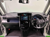 見易い計器類と運転し易いドライビングポジションは、視角も少なく前方&左右の見切りが良く運転し易いクルマです。ブラック基調のインテリアが洗練された空間を演出してくれます。