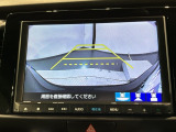 リバースギアに入れるだけで後方の表示へ切り替わります。夜間や雨の日の駐車も楽になりますよ。