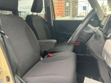 運転席、アームレスト完備