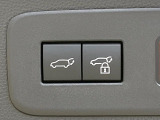 【パワーバックドア】スマートキーや運転席のボタンを押すだけでリアゲートが自動で開閉します!荷物を持っている時や、高い位置にあるバックドアを閉める際に便利な機能です♪