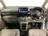 車内は光触媒抗菌消臭施工済です。インパネ周りはスタイリッシュなデザインで機能や装備も充実しています。グローブボックスやカップホルダーのほかにトレーなどたくさんの収納スペースが付いています。