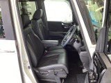 フロント広々、ベンチシートの運転席は、ハイトアジャスターが付いているので、快適にドライブができます。ハンドルはチルトステアリングで、ハンドル位置を上下に調節できます。