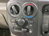 寒い冬も暑い夏も全席に快適な空調を届けてくれる、ダイヤル式エアコンを装備♪
