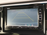 バックモニター装備。画面にて後方の確認が行えるので、バック駐車や車庫入れの際には重宝します。車の運転に慣れない方でも安心のガイドライン表示機能付。