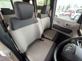 運転席の画像です。十分なスペースがあり、ゆったりした状態で運転していただけます♪