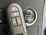 【キーフリーシステム】カバンやポケットに入れたままでもドアの施錠・解錠が可能なスマートキーを装備。エンジンのオン・オフ時もカギを取り出す必要が無いからとっても便利です♪