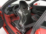 カーボンファイバー製レーシングシートを装着しております。