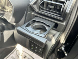 運転席・助手席の同じ位置に格納式のドリンクホルダーが付いています!取り出しやすい位置なのでとても便利です♪