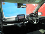 フロントガラスが広く視界が広々としているので、運転がとてもし易いです!
