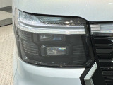 LEDヘッドライトは、点灯の瞬間から最大光量を発揮し、突然暗くなるトンネルなどでの安定感を高めます。