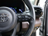アダプティブクルーズコントロール機能付きです。走行中に先行車の様子を検知しながら、設定した車速の範囲内で先行車との距離のキープを支援します。詳細は販売店スタッフまでおたずねください。