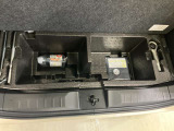 スペア-タイヤが無い為、パンクをした時に必要なコンプレッサ-(電源ソケットに差し込むだけで簡単に空気を入れられます)とパンク修理剤が付いています。