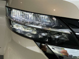 LEDヘッドランプ、従来のハロゲンランプと比べると白く自然に近い明るさです。