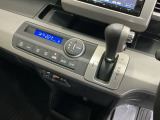 足元部分にはちょっとした小物を入れるのに便利な収納BOXもあります。