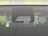 【トヨタセーフティセンス】走行中に前方の車両等を認識し、衝突しそうな時は警報とブレーキで衝突回避と被害軽減をアシスト。より安全にドライブをお楽しみいただけます。