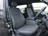 ダークプライムⅡ専用のハーフレザーシートが運転席のカッコよさを引き立てます!