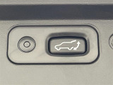 【エレクトリックテールゲート(ハンズフリー・停止位置メモリー機能付)】荷物を抱えた状態でもリアゲートの開閉が可能です!お買い物時やアウトドアの際に役立ちますね。