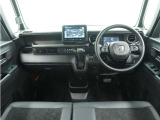 ◆視界広々で非常に運転しやすくロングドライブでも疲れを感じさせないすっきりとまとまったインパネ周りです。