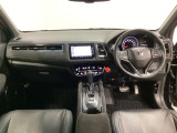 車内は光触媒抗菌消臭施工済です。インパネ周りはスタイリッシュなデザインです。グローブボックスやカップホルダーのほかにトレーなどたくさんの収納スペースが付いています。