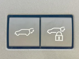 【パワーバックドア】スマートキーや運転席のボタンを押すだけでリアゲートが自動で開閉します!荷物を持っている時や、高い位置にあるバックドアを閉める際に便利な機能です♪