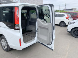 【わくわくゲート】横開き・縦開きの両方に対応。狭い場所でも荷物の出し入れがしやすい便利機能です。