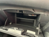 奥行きのあるグローブボックスなので車検証や小物、常備品を収納してみてください!すっきり収納できて便利です!