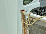 運転席側コボレーン前方の骨組みに亀裂があります。