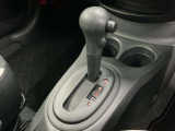 前後の動きだけで簡単に操作できる先進的なデザインの電制シフト。扱いやすく、手に馴染みやすい設計となっています。