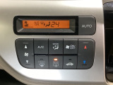 セレクトレバーの左側にオートエアコンがついてますので、お好みの温度をセットするだけで風の強さや風量を自動で調整します。スイッチも簡単操作で快適に過ごせます。